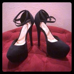 Black Platform Pumps